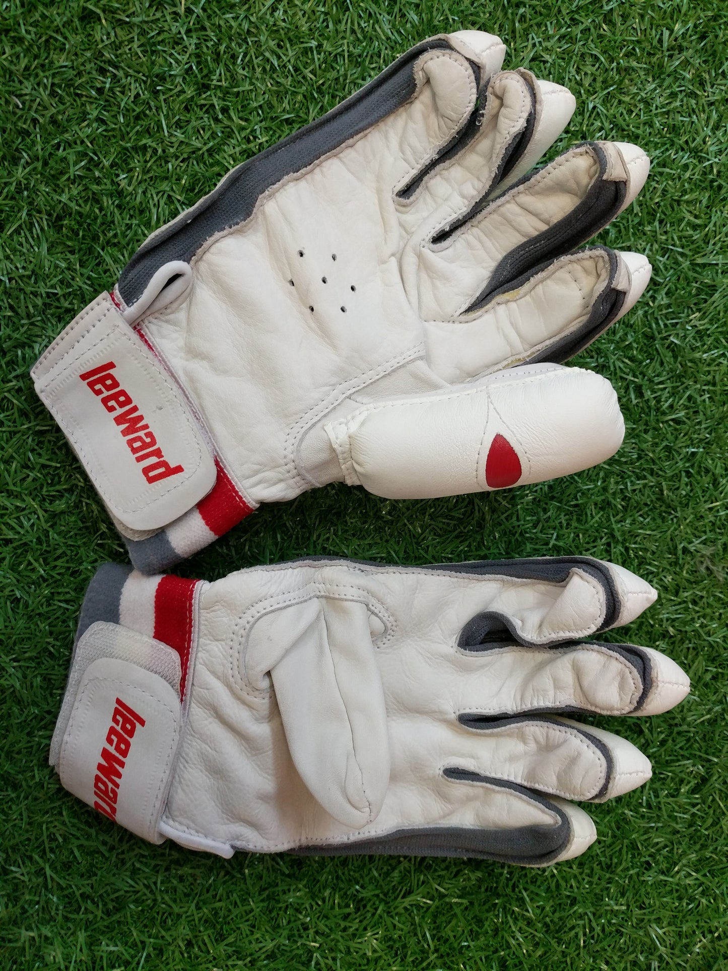 Mitre Youths Right handed Cricket batting gloves.